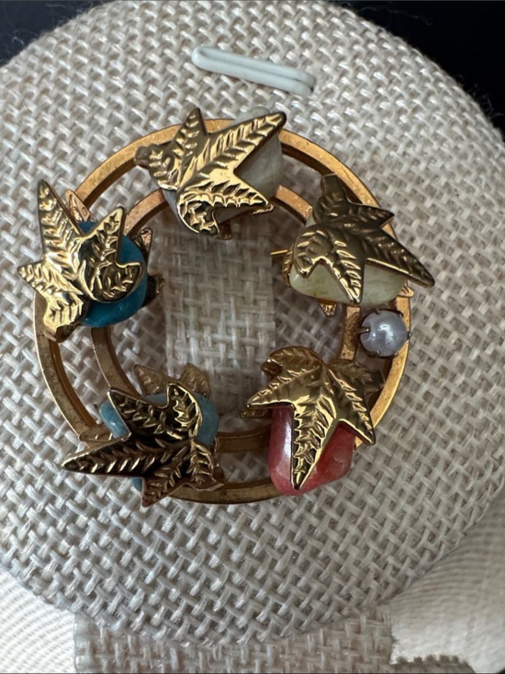 VTG Sarah Coventry Multicolored Stone Leaf Circle Wreath Brooch Gold Tone 1967